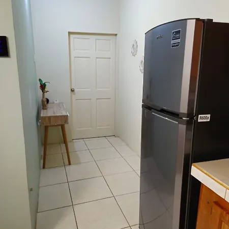 Cozy One Bedroom Apartment Pool Side
